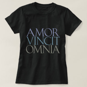 Camiseta Amor Vincit Omnia - Conquistas do Amor