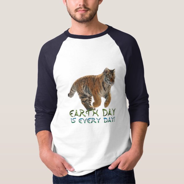 Camiseta Amur Tiger Cub Earth Day Art Shirt (Frente)