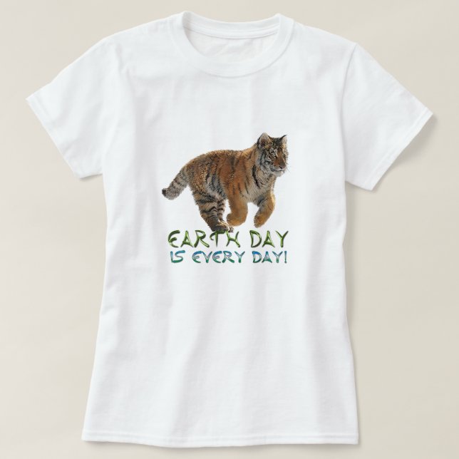 Camiseta Amur Tiger Cub Planet Earth Day Art Shirt (Frente do Design)