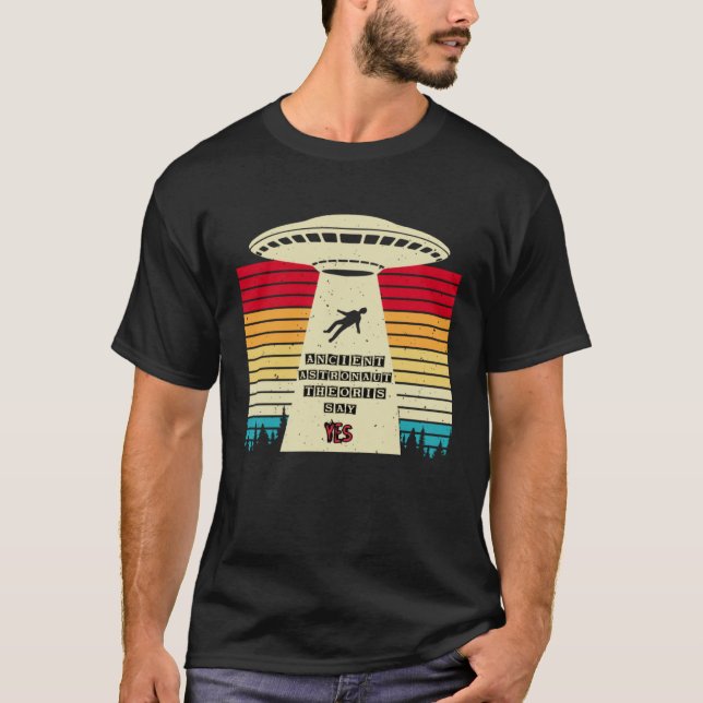 Camiseta Ancient Astronaut Theorists Say Yes Alien Invasion (Frente)