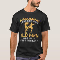 Anciões engraçados que ama tailandês de Muay