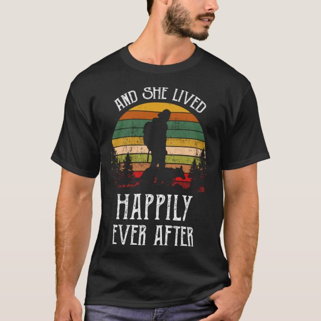 Camiseta And She Lived Happily Ever After Hiking  Trekking (Frente)