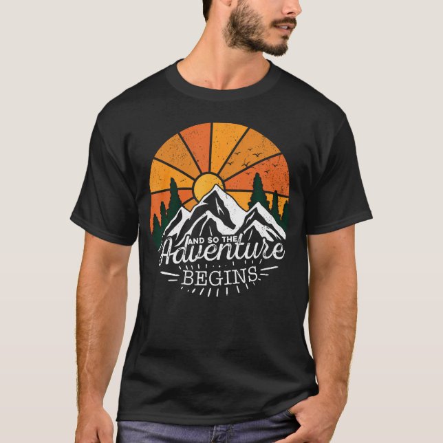 Camiseta And So The Adventure Begins Adventure Camping Hiki (Frente)