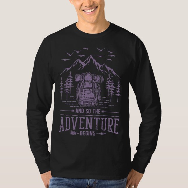 Camiseta And So The Adventure Begins Hiker Backpack Mountai (Frente)