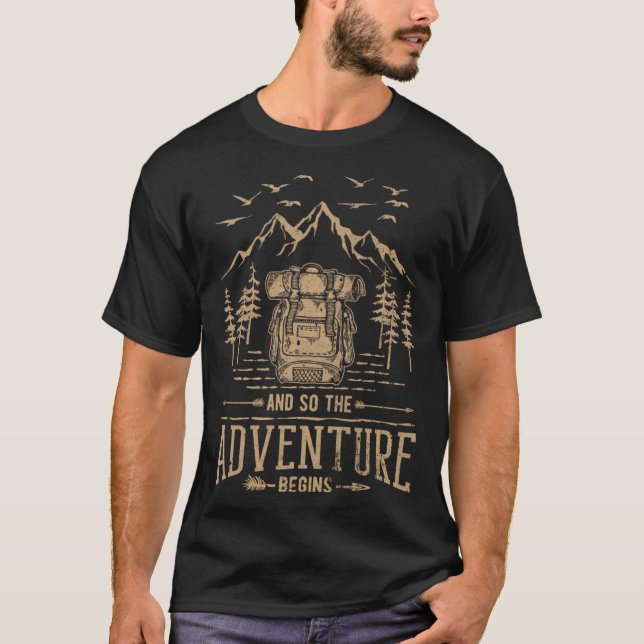 Camiseta And So The Adventure Begins Hiker Backpack Mountai (Frente)