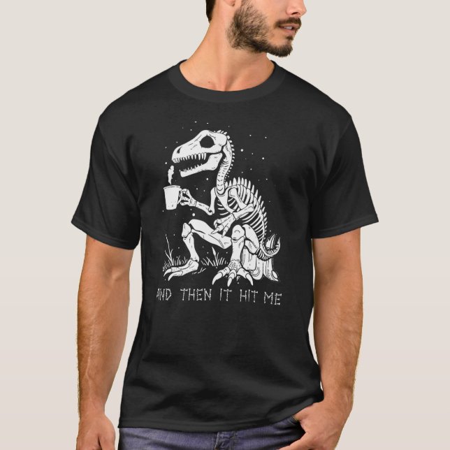 Camiseta And Then It Hit Me Shirt, Funny Skeleton Dinosaur  (Frente)