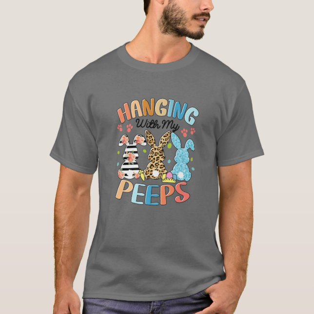 Camiseta Andando Com Meu Colar De Páscoa Do Coelho Peeps (Frente)
