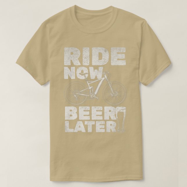 Camiseta Andando de bicicleta E Carro De Cerveja Agora Mais (Frente do Design)