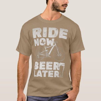 Camiseta Andando de bicicleta E Carro De Cerveja Agora Mais