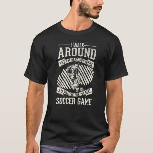 Camiseta Ande Por Aí Esperando Pelo Próximo Futebol De Jogo