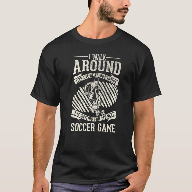 Camiseta Ande Por Aí Esperando Pelo Próximo Futebol De Jogo (Frente)