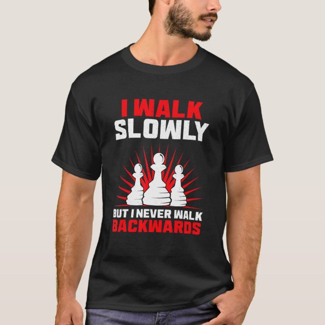 Camiseta Ando Devagar Mas Nunca Ando Para Trás Chess Pla (Frente)