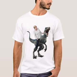 Camiseta Angela Merkel montando um adesivo de velociraptor