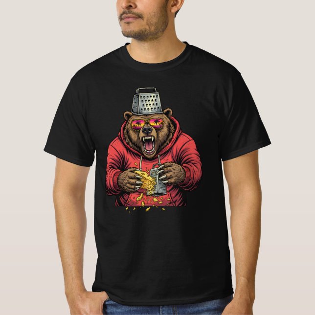 Camiseta Angry Bear Grating Cheese with Cheese Grater Hat (Frente)
