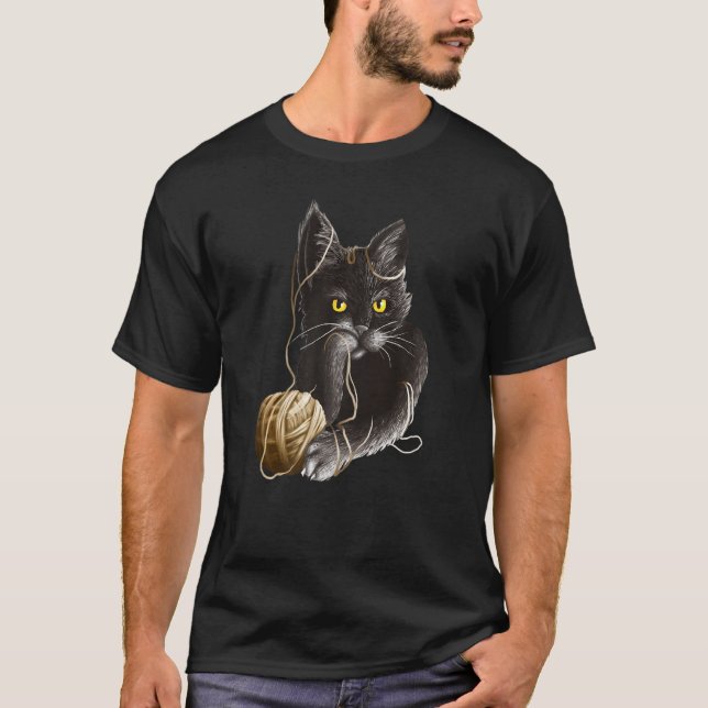 Camiseta Angry Cat With Yellow eyes Stuck in a Ball of Stri (Frente)