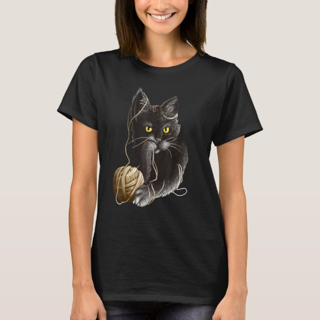 Camiseta Angry Cat With Yellow eyes Stuck in a Ball of Stri (Frente)