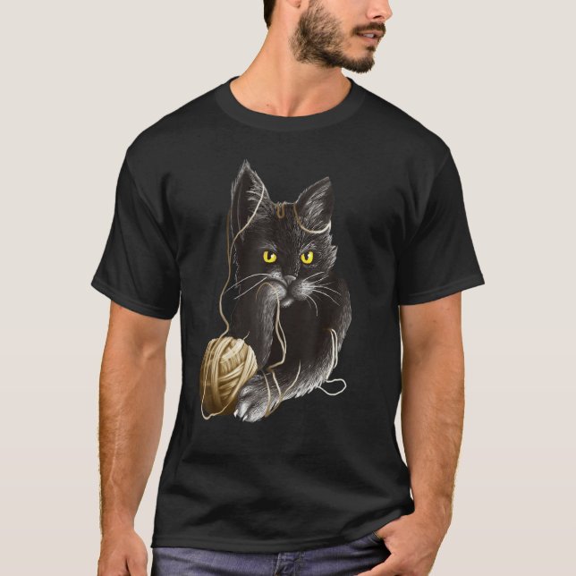 Camiseta Angry Cat With Yellow eyes Stuck in a Ball of Stri (Frente)