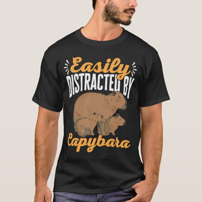 Camiseta Animais Capybara Pet facilmente distraído por Capy (Frente)