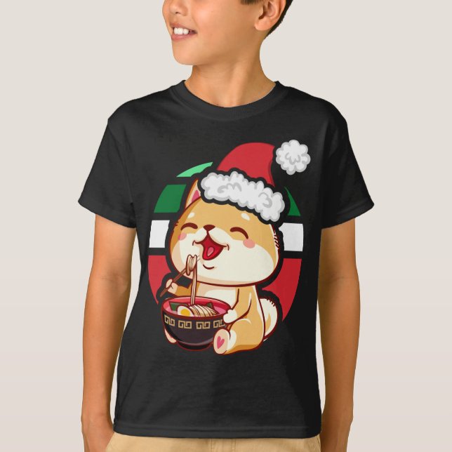 Camiseta Anime Kawaii Cachorro Shiba Inu Comendo Ramen Chri (Frente)