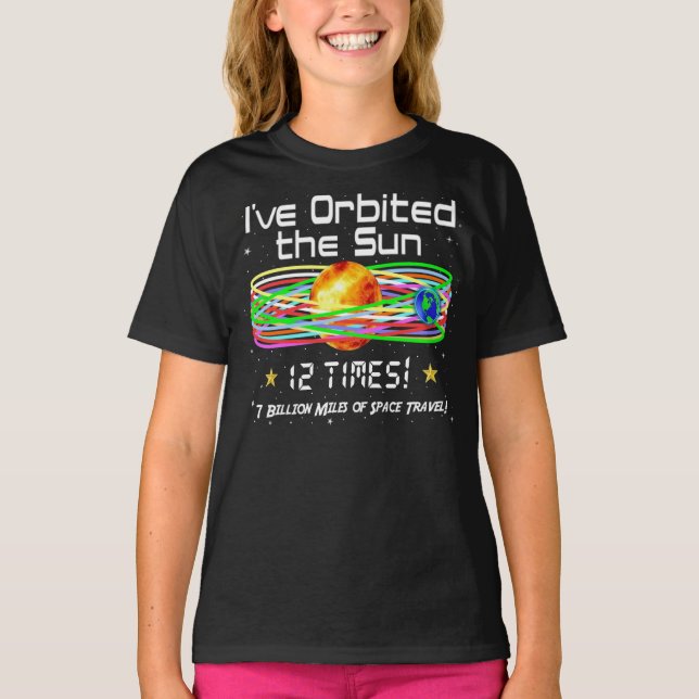 Camiseta Aniversário 12! 12 Órbita do Sol! T-Shirt Presente (Frente)
