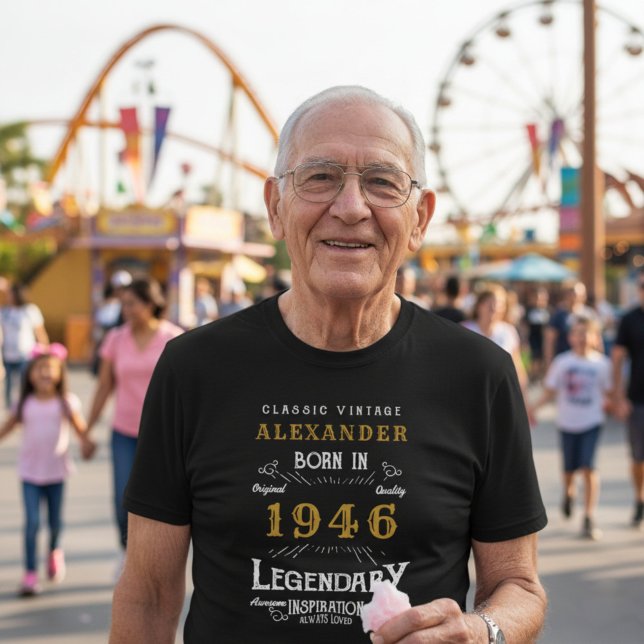 Camiseta Aniversário 1946 Preto Legendário Personalizado (80th birthday t-shirt worn by a man at a theme park.)