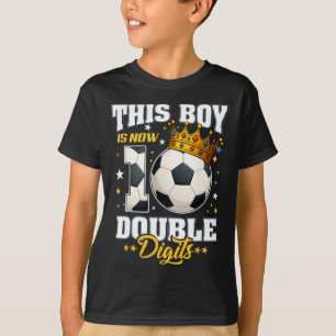 Camiseta Aniversário de 10 anos de futebol Este menino agor
