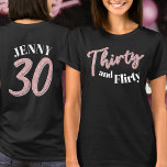 Camiseta aniversário de 30 anos 30 floridas nome prateado c<br><div class="desc">Trinta e flerta, estilo de brilho aniversário de 30 anos com efeito trinta textos de script em tons cor-de-rosa-rosa e prateados com texto em camiseta colorida escura e um número 30 no verso e seu nome. Personalize esta aniversário de 30 anos com sua mensagem e seu nome. Estão disponíveis outros...</div>