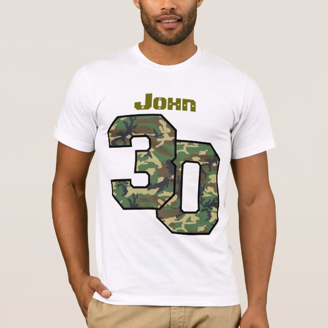 Camiseta Aniversário de 30 anos Camo um nome feito sob (Frente)