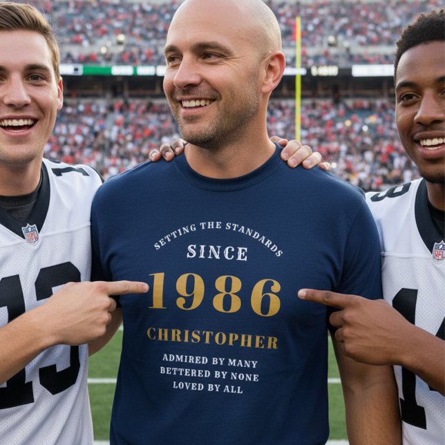 Camiseta aniversário de 40 anos 1986 Nome Personalizado Azu (personalized blue 1986 t-shirt worn by a man at a football ground)