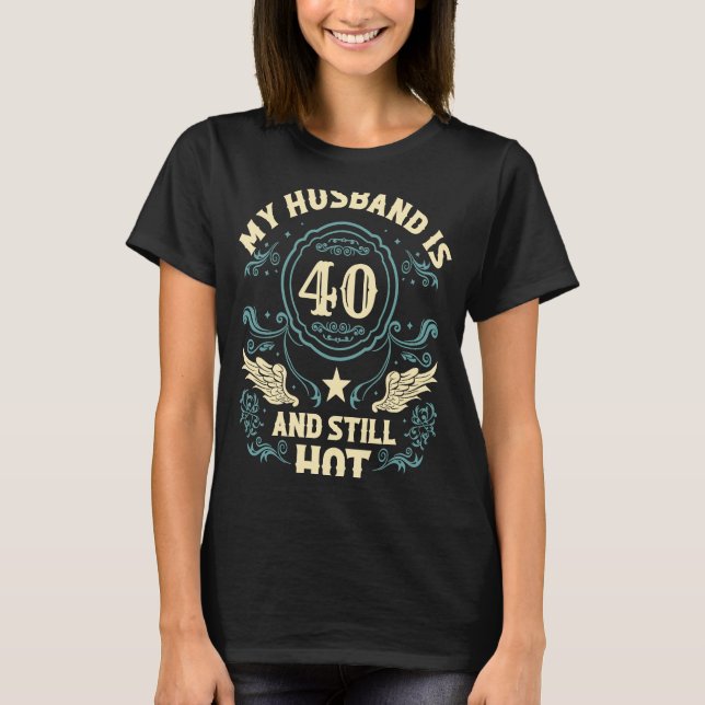 Camiseta aniversário de 40 anos 40 Anos Meu Marido Tem 40 A (Frente)