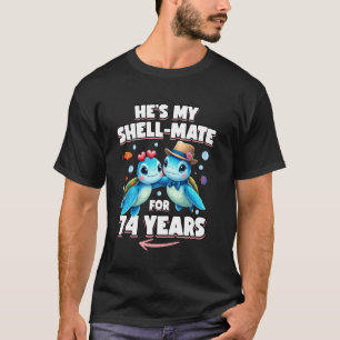 Camiseta Aniversário de 74 Anos de Casal Tartarugas Ele É M