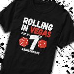 Camiseta Aniversário de 7 Casado 7 Anos Aniversário de Vega<br><div class="desc">Um presente único de 7 para marido e esposa ou casal casado levando um final de semana romântico para Las Vegas para celebrar seu casamento! Novidade lembrando sua viagem de Vegas como uma segunda viagem de lua de mel ou festa de casamento que você nunca teve. Apresenta engraçado "Rolling in...</div>