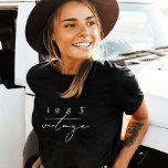 Camiseta Aniversário de aniversário de 40 anos de Vintage d<br><div class="desc">O aniversário de 40 anos de Ano Personalizado da Vintage ou a Camiseta Legal do Aniversário com a Tipografia Elegante do Script Boho é a forma perfeita de celebrar um evento de marco. Esta camiseta apresenta um design clássico e eterno vintage com tipografia elegante de scripts boho que adiciona um...</div>