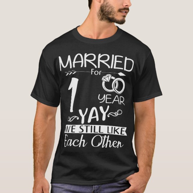 Camiseta Aniversário de Casamento de ruas. Casado por 1 ano (Frente)