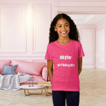 Camiseta Aniversário de nome rosa<br><div class="desc">Uma t-shirt para a aniversariante. Personalize e adicione um nome. Texto: Rapariga de Aniversário. Texto branco.</div>
