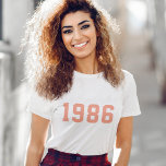 Camiseta Aniversário do Ano | Tendência Moderna Rosa-Coral<br><div class="desc">Na moda,  camiseta do ano de nascimento "1986" personalizada no moderno minimalista bloqueará tipografia estilo universitário em cor-de-rosa-coral. O presente perfeito de aniversário para celebrar seu ano de nascimento,  estabelecimento e vintagem que pode ser facilmente personalizado com seu próprio ano.</div>