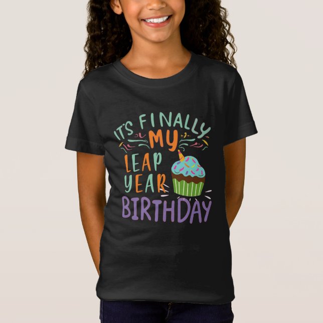 CAMISETA ANIVERSÁRIO ENGRAÇADO EM ANO BISSEXTO FINALMENTE É (Frente)