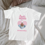Camiseta Aniversário garota cor-de-rosa<br><div class="desc">Personalize e adicione um nome e uma dentro de foto no quadro em forma de coração. Texto rosa. Feliz aniversário com flores.</div>