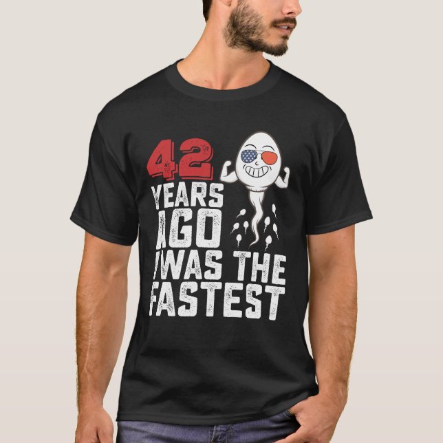 Camiseta Aniversário Há 42 Anos Eu Era O Mais Rápido (Frente)