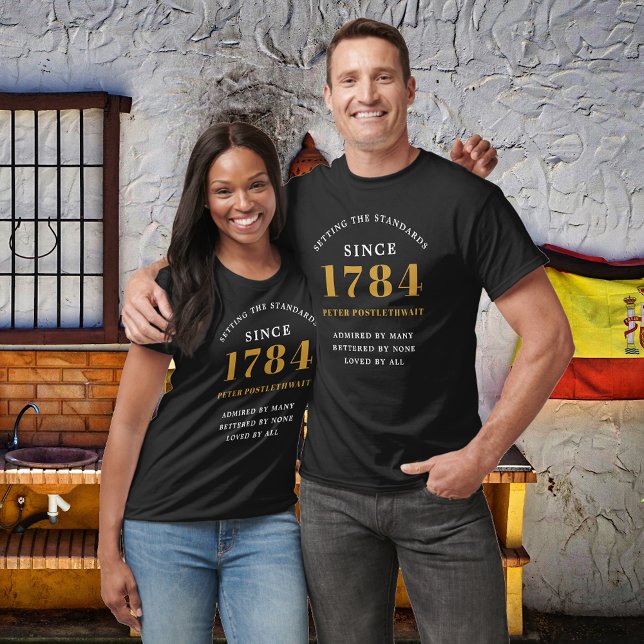 Camiseta Aniversário negro Dourado a qualquer ano (Black and gold personalized birthday t-shirts for any age. Easily edited text.)