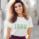 Camiseta Ano de Aniversário | Diversão minimalista verde pe<br><div class="desc">Na moda,  camiseta do ano de nascimento "1986" personalizada no estilo universitário moderno minimalista em bloco,  em verde. O presente perfeito de aniversário para celebrar seu ano de nascimento,  estabelecimento e vintagem que pode ser facilmente personalizado com seu próprio ano.</div>