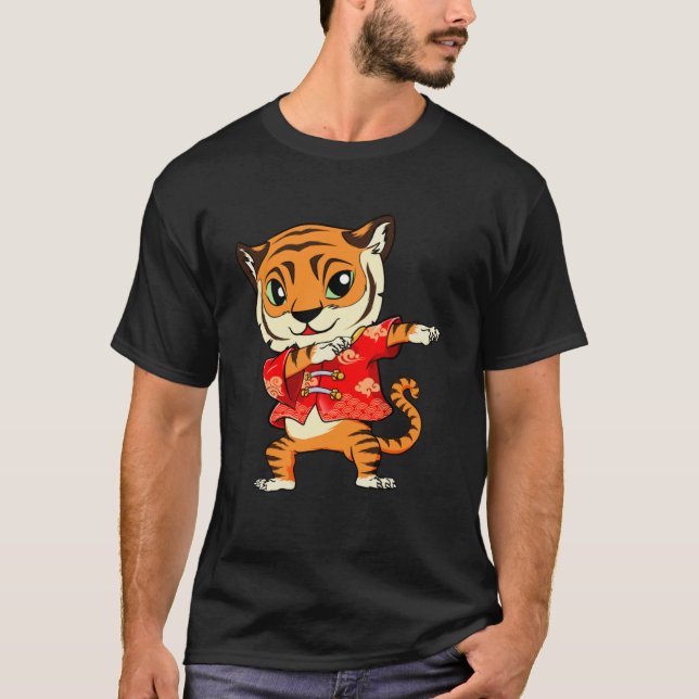 Camiseta Ano De Dabbing Do Tiger Happy Chinese No Ano 2 (Frente)