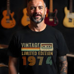 Camiseta Ano de Vintagem Personalizado Retroativo - Edição<br><div class="desc">Camisa T-Shirt do Ano de Vintage Personalizada Retroativa - Throwback de Edição Limitada - Volte no tempo com esta camiseta "Vintage Limited Edition", inspirada por um design ousado e nostálgico, com fita cassete e fontes de ranhura hetero fora do Gen X vezes. A melhor parte? Você pode personalizar o ano...</div>