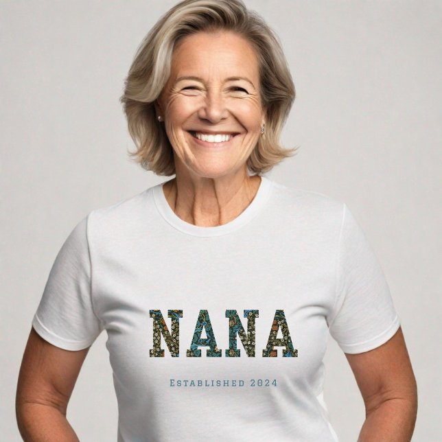 Camiseta Ano personalizado de Nana - floral de tendências (Trendy NANA t-shirt with floral detail. Customizable year. This model is #generativecontent)