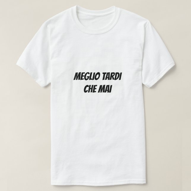Camiseta Antes tarde do que nunca em italiano (Frente do Design)