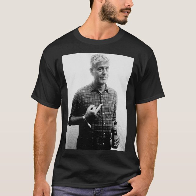 Camiseta Anthony Bourdain Dedo Médio e Cerveja bebendo C (Frente)