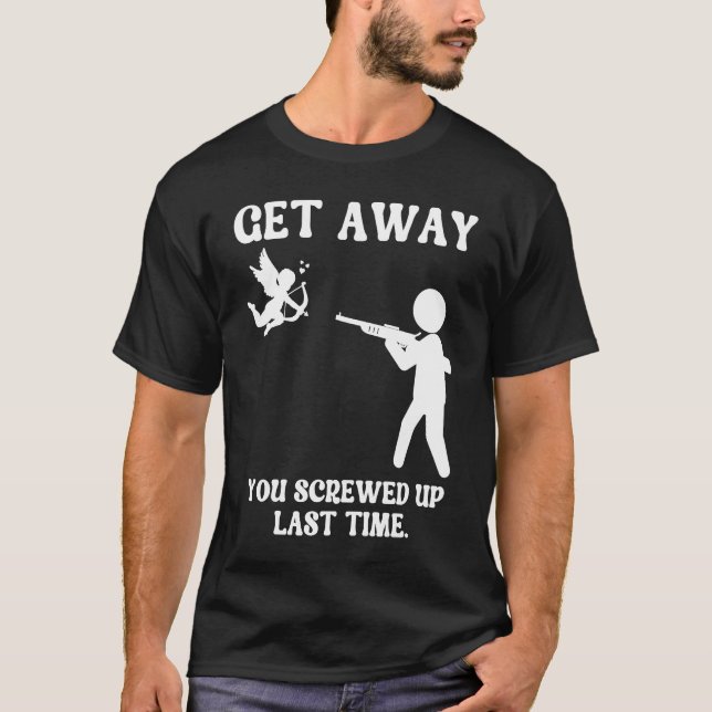 Camiseta Anti Valentines Day Get Away Cupid  Man Aims Gun (Frente)