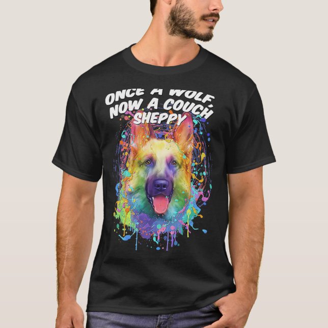 Camiseta Antigamente um Lobo Agora um Pastor Alemão Sheppy  (Frente)