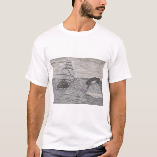 Camiseta Antigo Navio à Vela no Mar à Noite ao Lado de um O