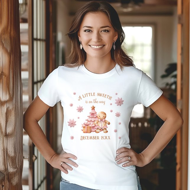 Camiseta Anunciante de Natal da Garota do Gingerpão (Gingerbread Man Girl Christmas Baby Announcement T-Shirt)